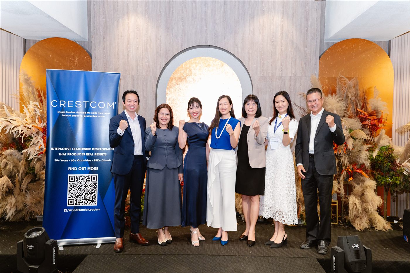Đội ngũ Crestcom World Premier Leaders — 30+ năm, 60+ quốc gia, 25.000+ khách hàng